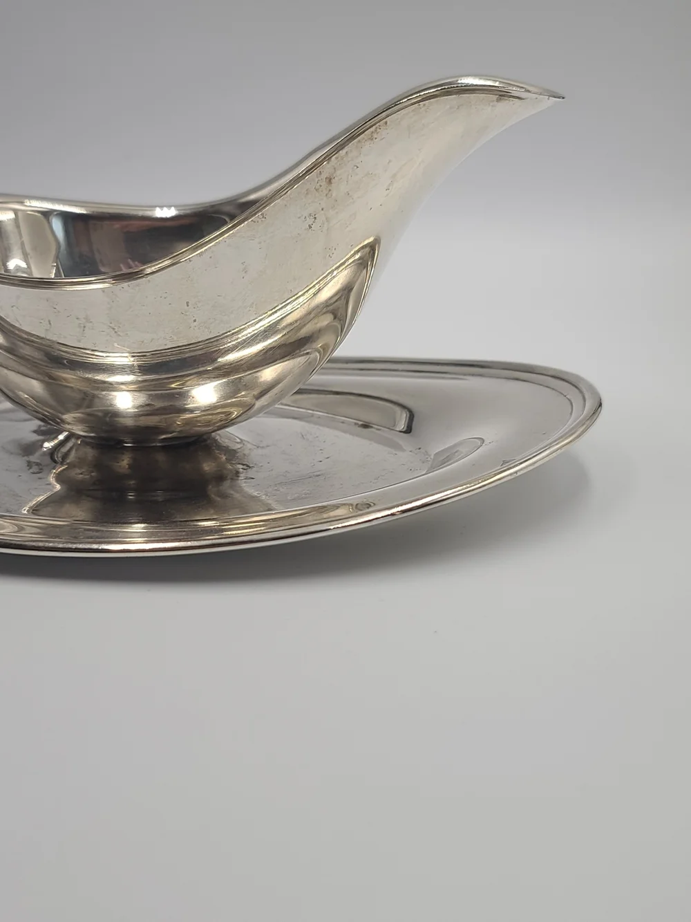 Classic Silver-Tone Gravy Boat with Underplate - Elegant Serving Sauce Server
